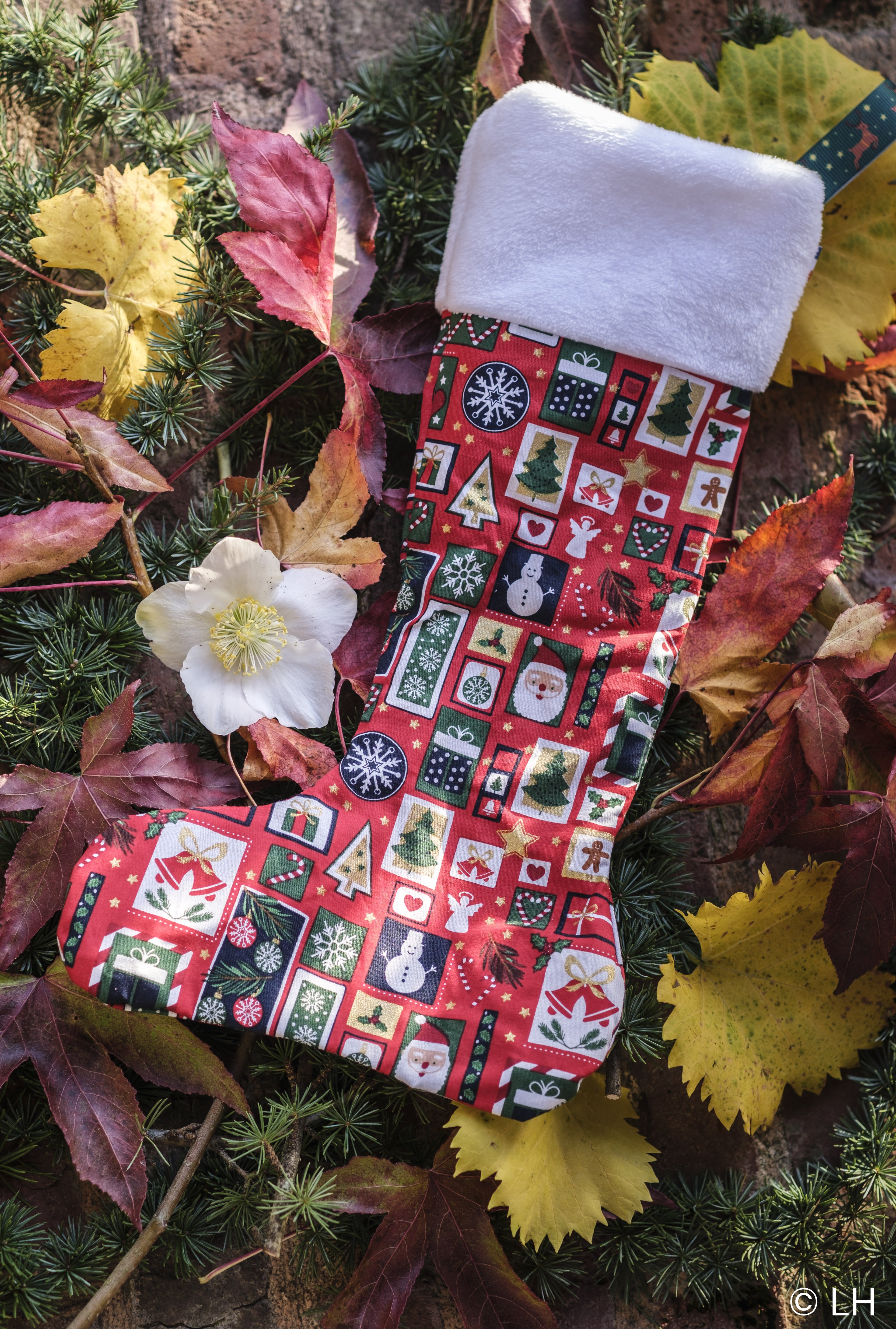 Botte de Noël rouge aux motifs dessins de Noël