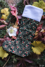 Botte de Noël vert foncé aux motifs petit houx et arabesques