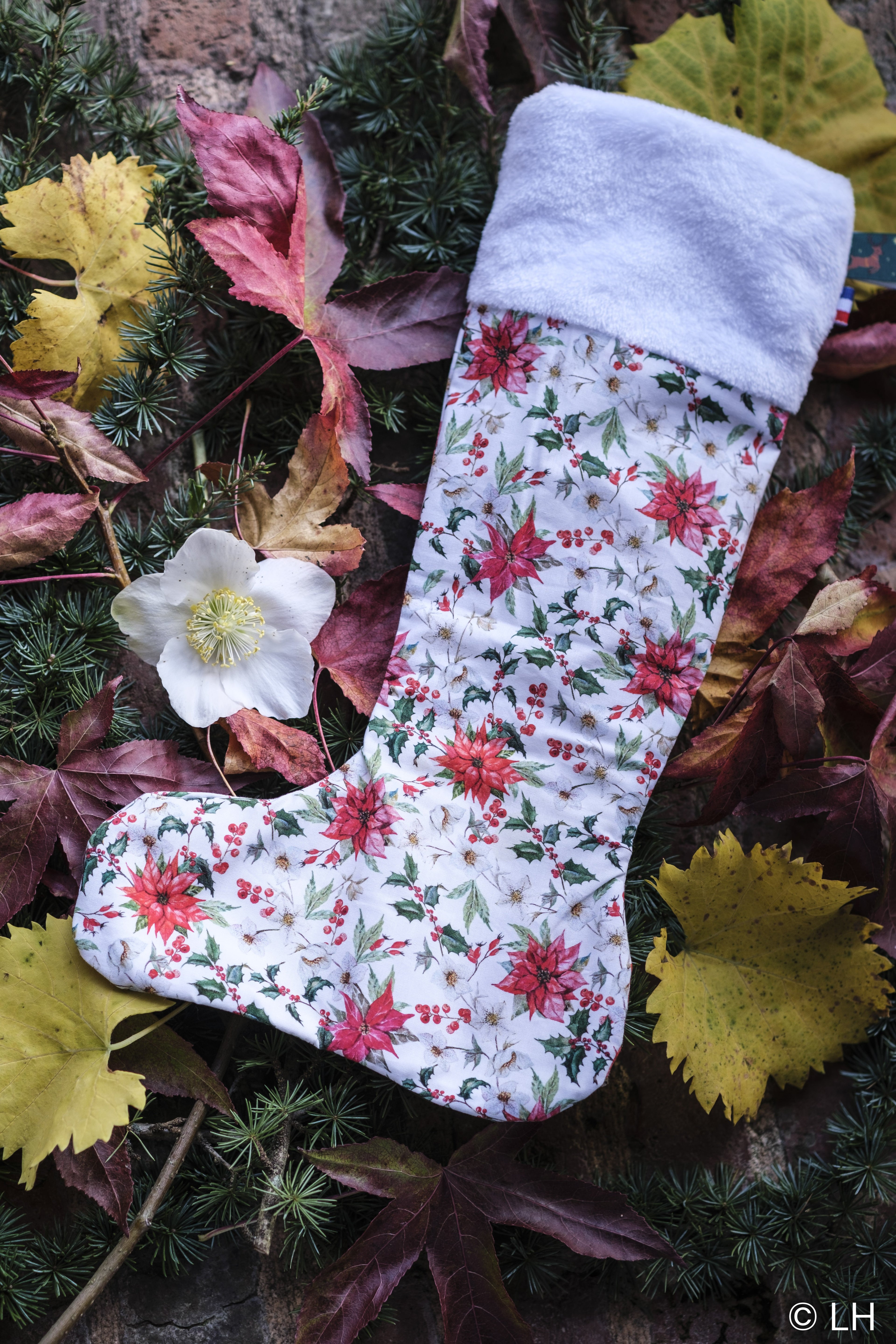 Botte de Noël blanche aux motifs fleuris