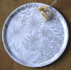Plateau rond blanc et beige fleuri