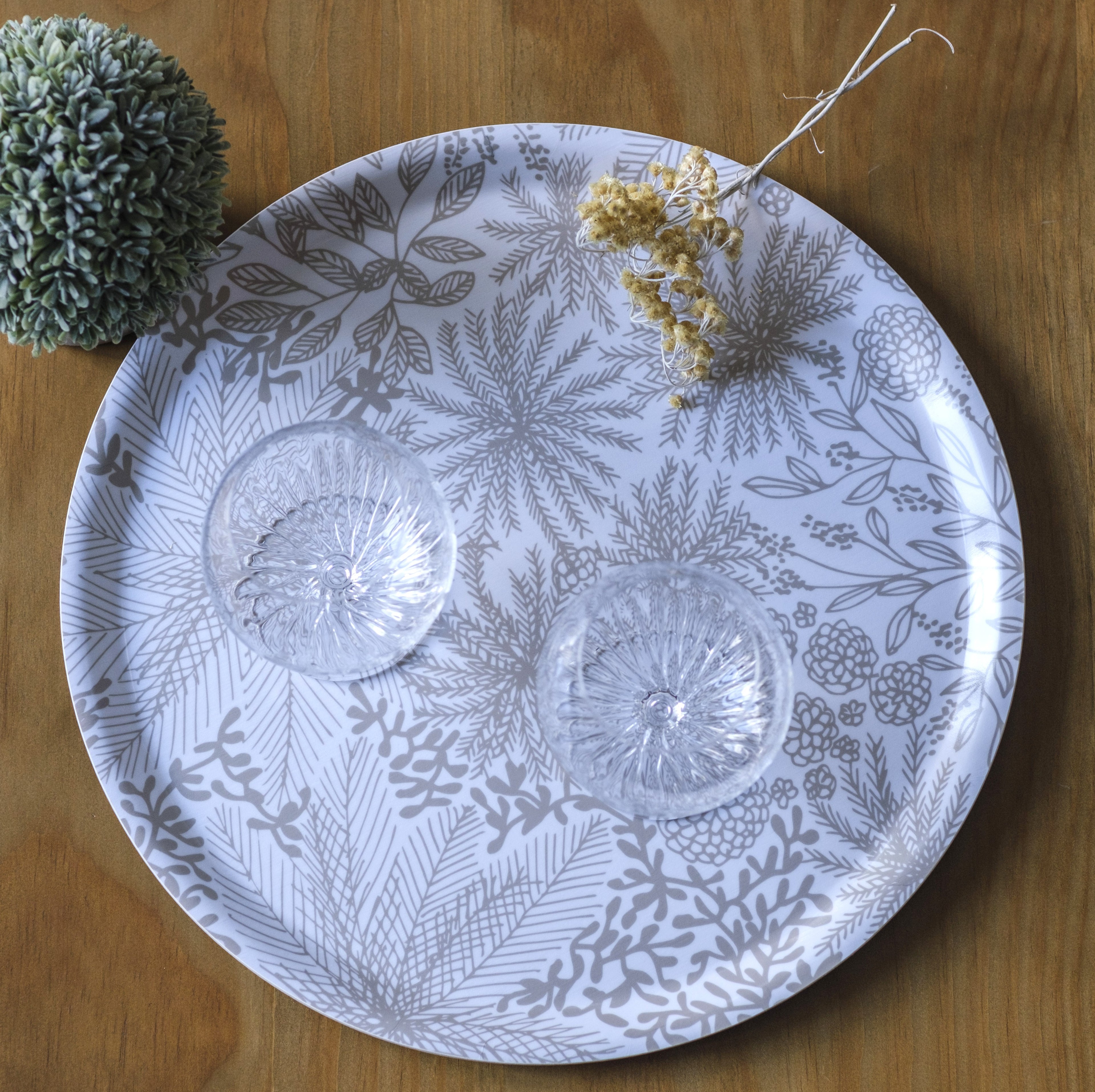 Plateau rond blanc et beige fleuri