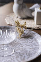 Plateau rond blanc et beige fleuri