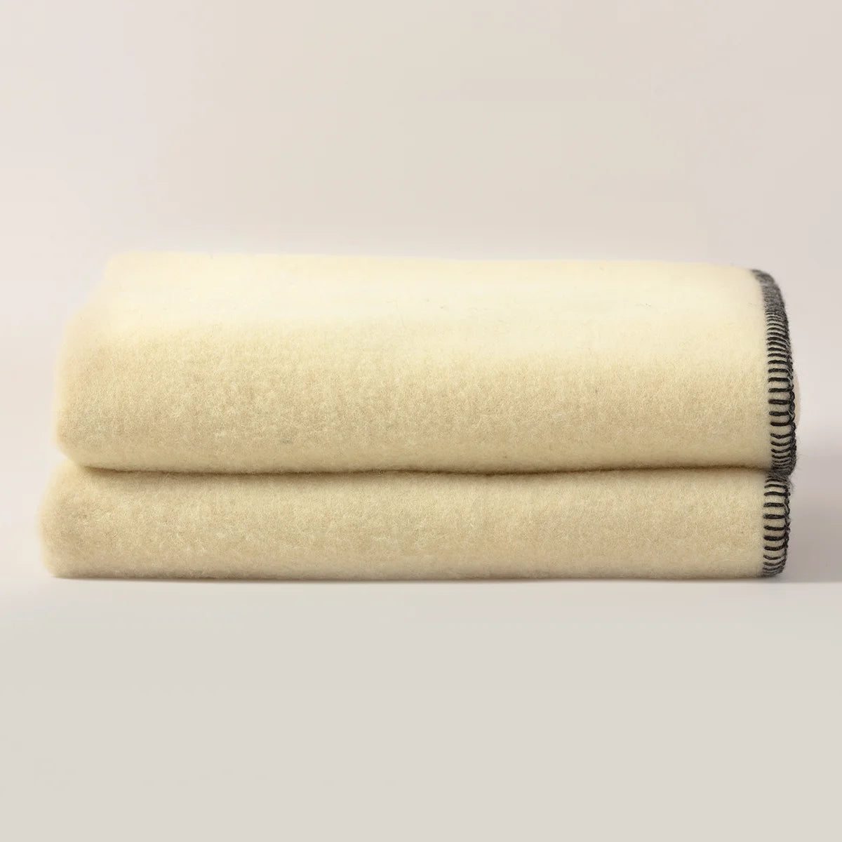 Plaid Blanc en laine vierge, finition Ebène