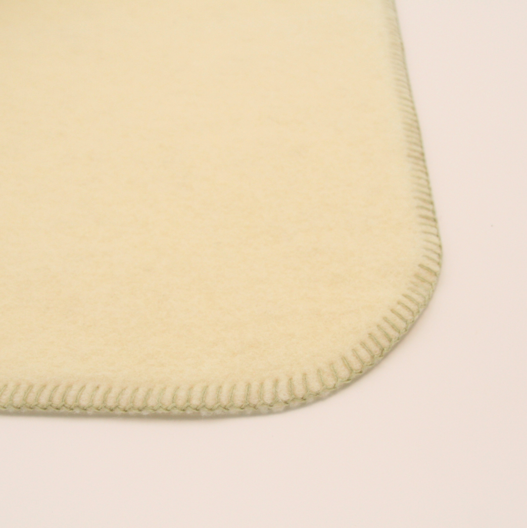 Plaid Blanc en laine vierge, finition Vert Lichen