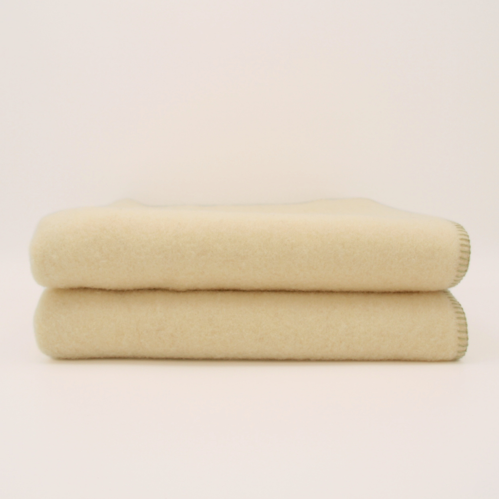 Plaid Blanc en laine vierge, finition Vert Lichen