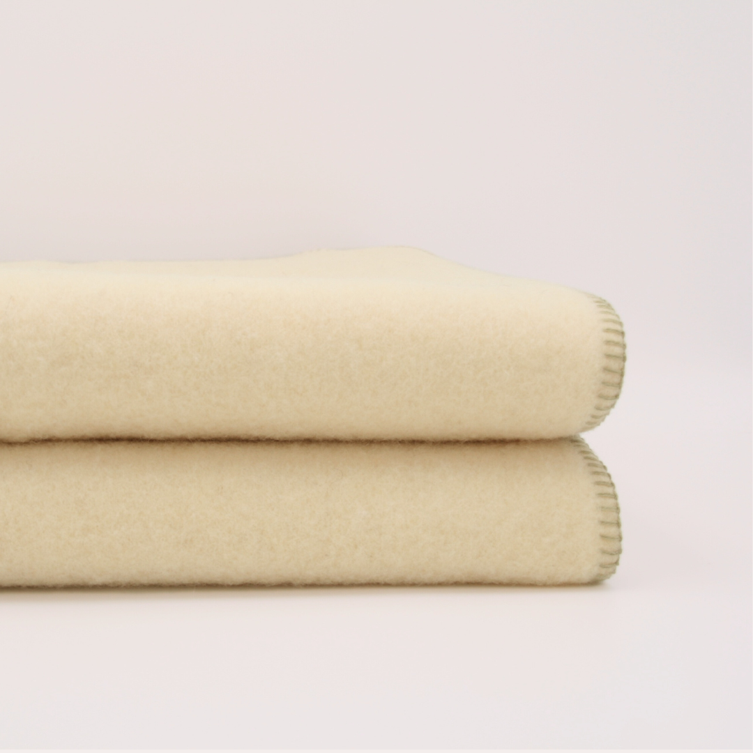 Plaid Blanc en laine vierge, finition Vert Lichen