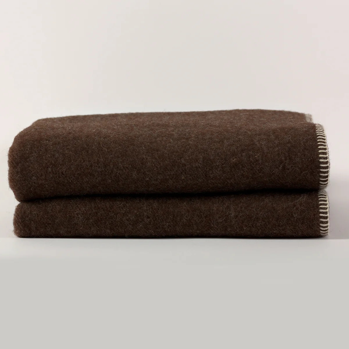 Plaid Chocolat en laine vierge, finition Ivoire