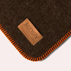 Plaid Chocolat en laine vierge, finition Tangerine