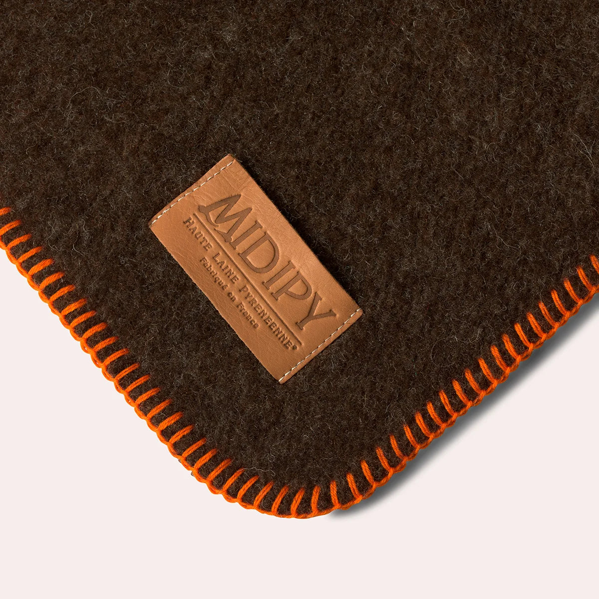 Plaid Chocolat en laine vierge, finition Tangerine