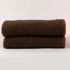 Plaid Chocolat en laine vierge, finition Tangerine