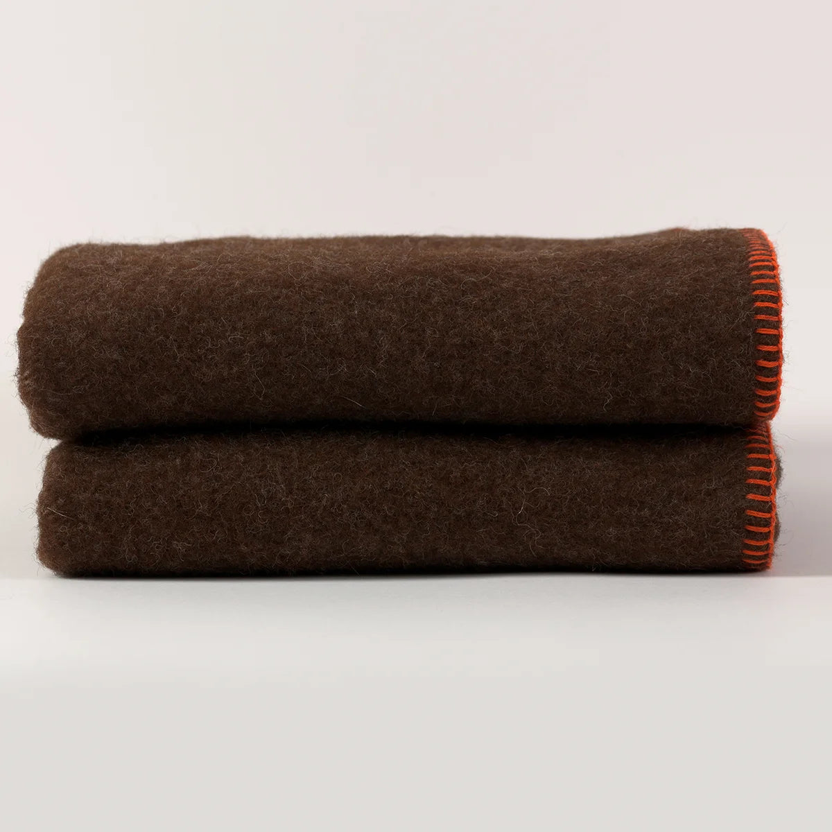 Plaid Chocolat en laine vierge, finition Tangerine