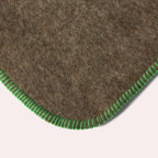 Plaid Gris chiné en laine vierge, finition Basilic