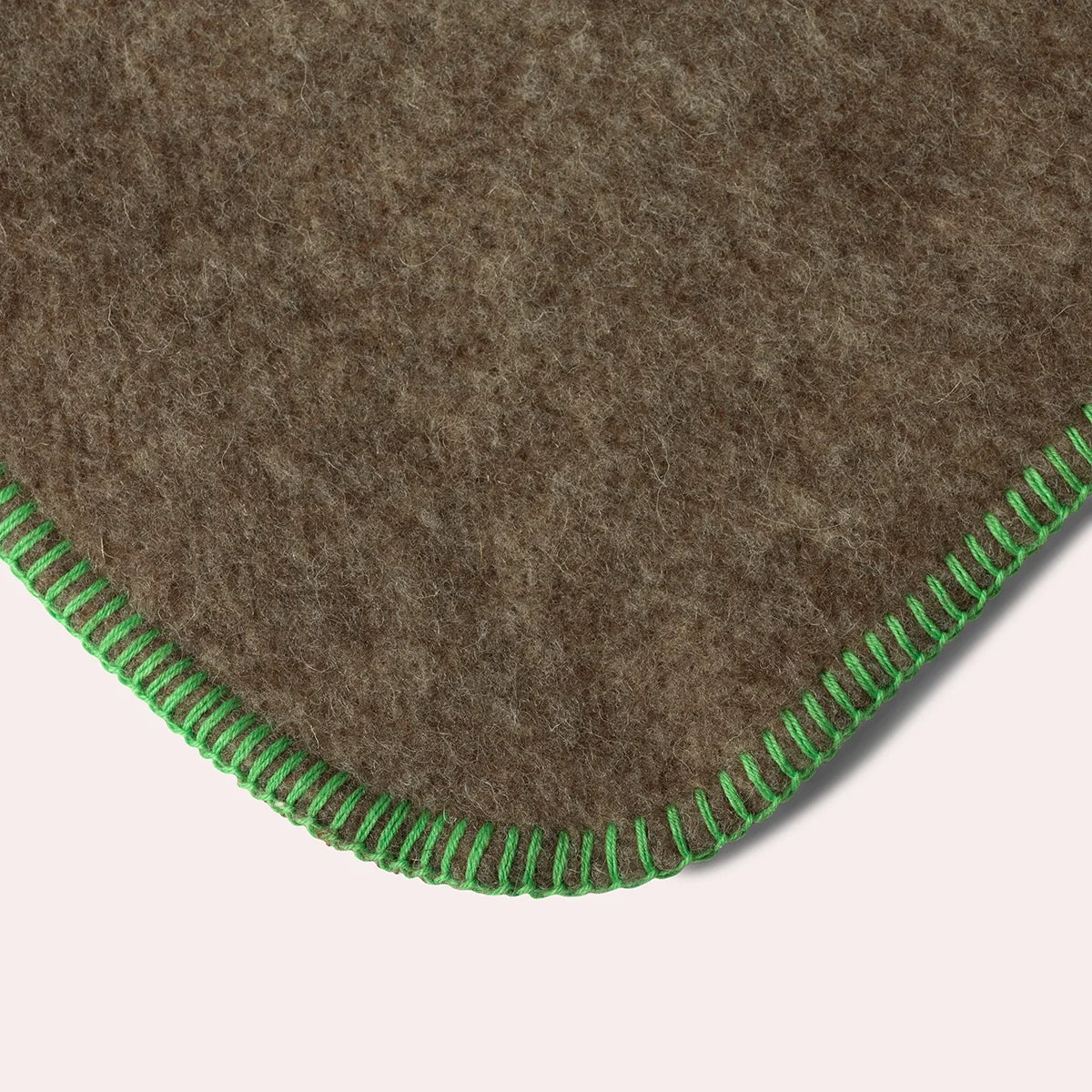 Plaid Gris chiné en laine vierge, finition Basilic