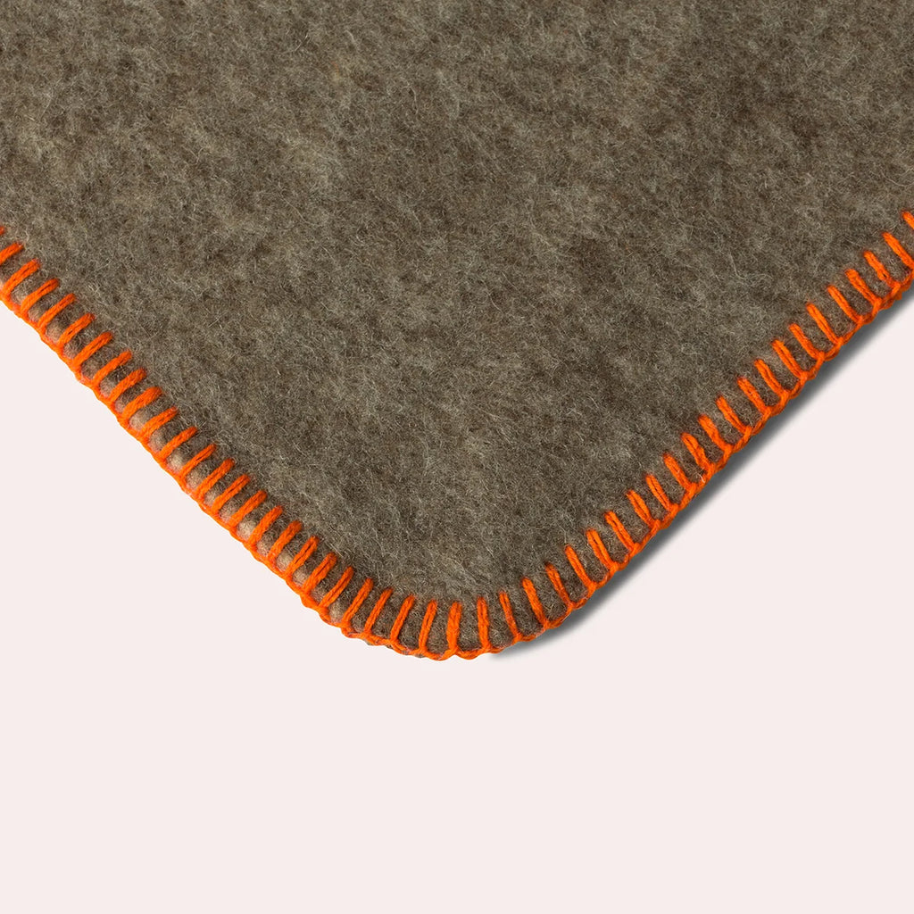 Plaid Gris chiné en laine vierge, finition Tangerine