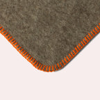 Plaid Gris chiné en laine vierge, finition Tangerine