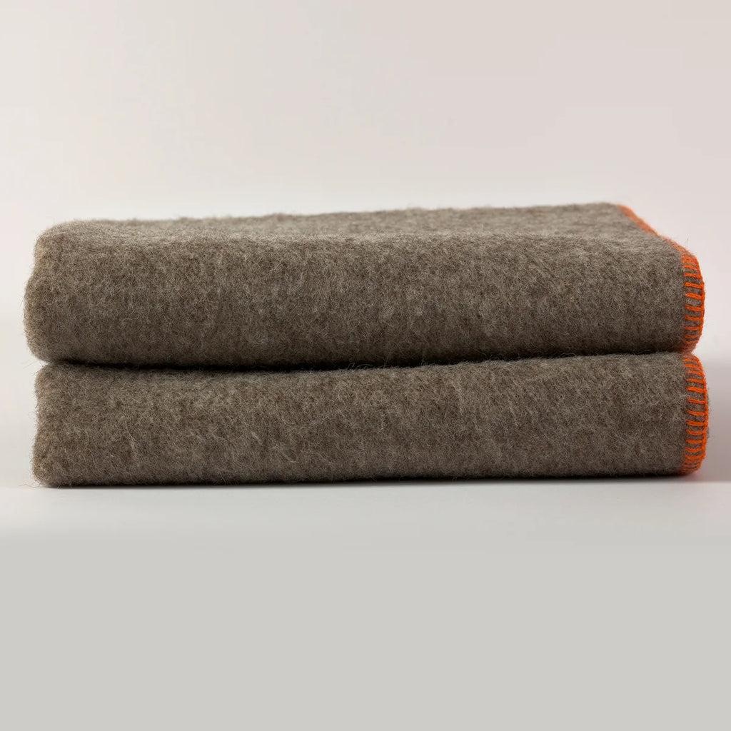 Plaid Gris chiné en laine vierge, finition Tangerine