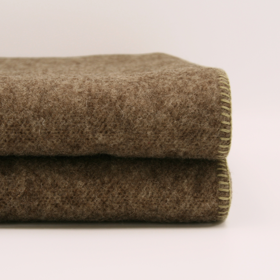 Plaid Gris chiné en laine vierge, finition Vert Lichen