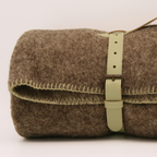 Plaid Gris chiné en laine vierge, finition Vert Lichen